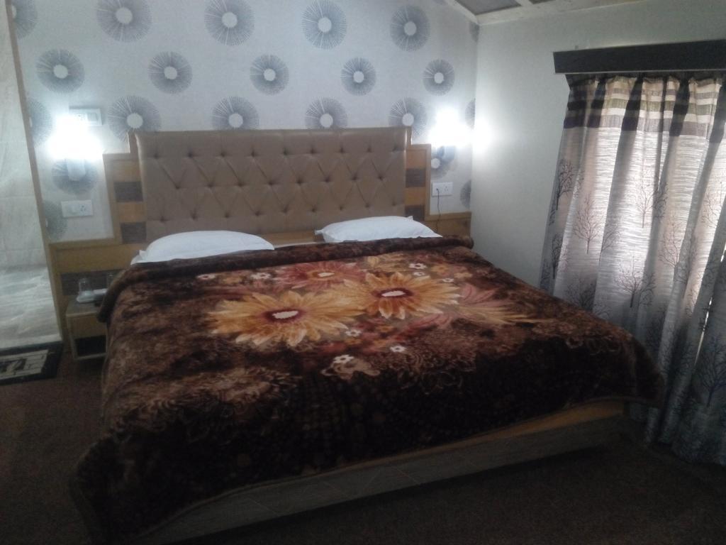The Hyde Park Inn Srinagar  Room photo