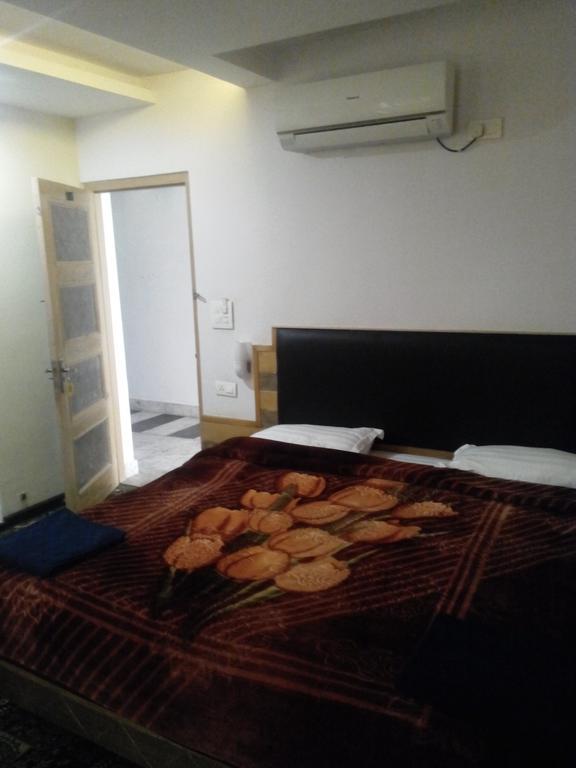 The Hyde Park Inn Srinagar  Exterior photo