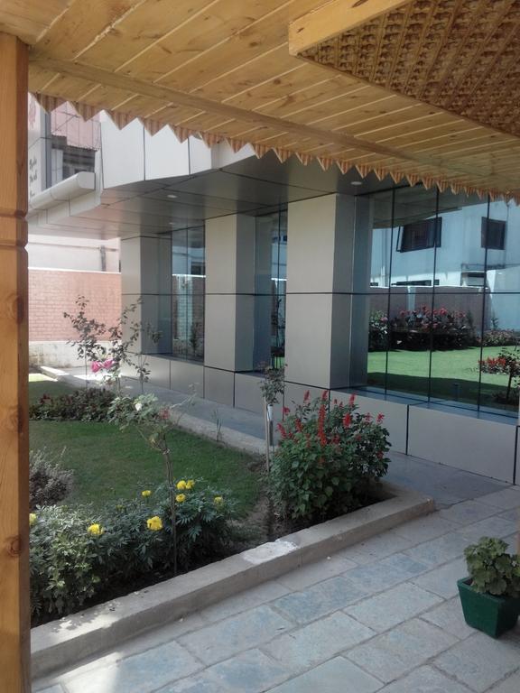 The Hyde Park Inn Srinagar  Exterior photo