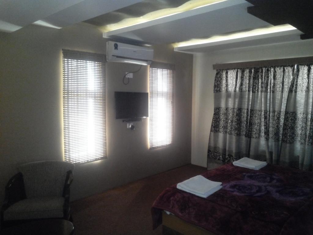 The Hyde Park Inn Srinagar  Room photo